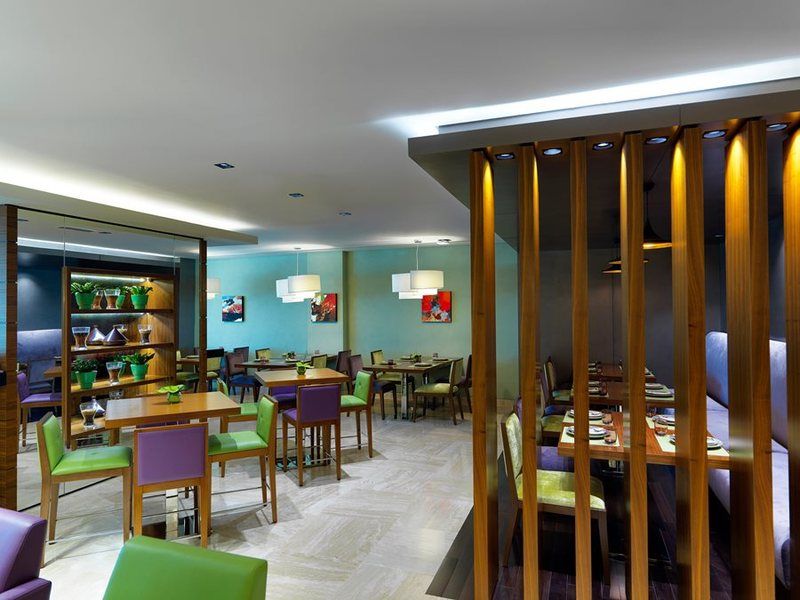 Damac Maison The Vogue Dubai Exterior foto The interior of a restaurant in the hotel