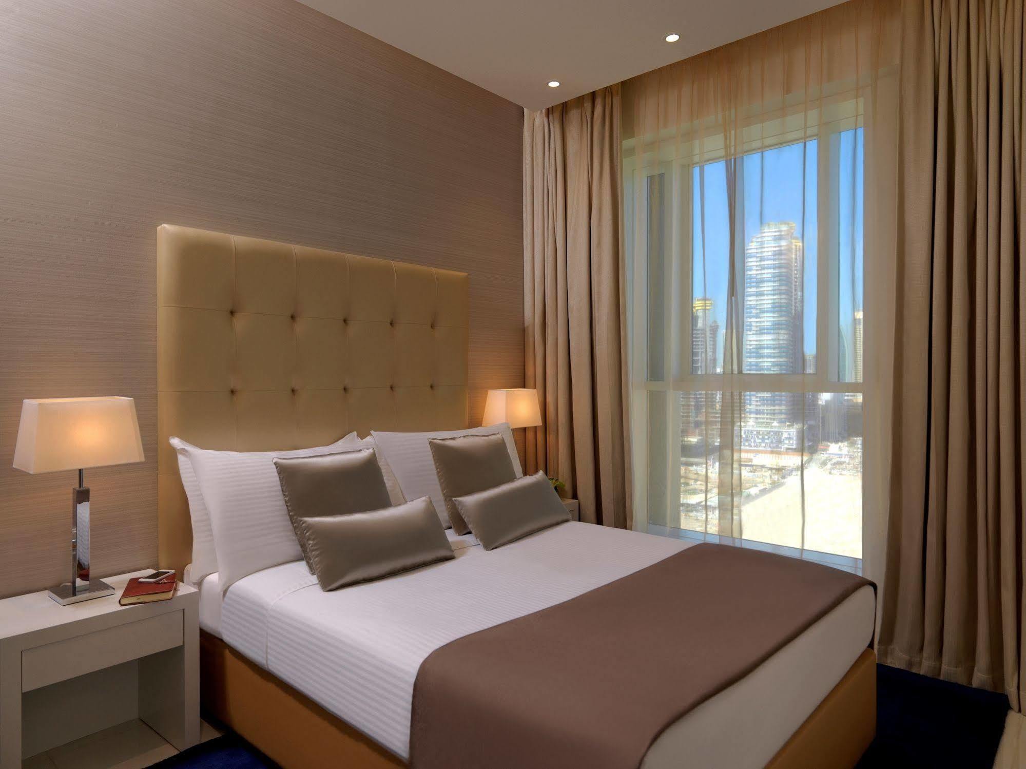 Damac Maison The Vogue Dubai Exterior foto A bedroom at the hotel