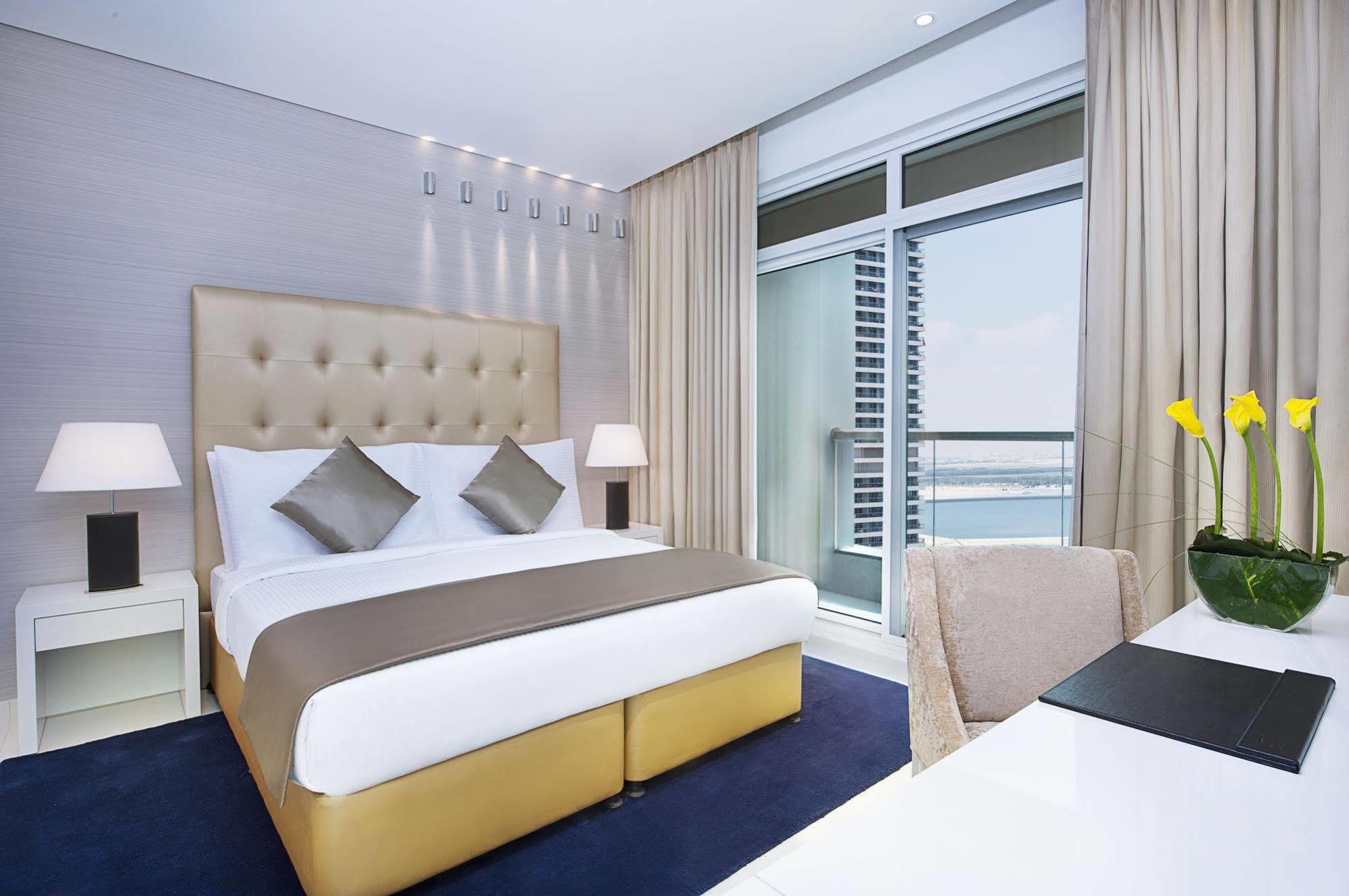 Damac Maison The Vogue Dubai Exterior foto A bedroom at the Jumeirah Beach Hotel