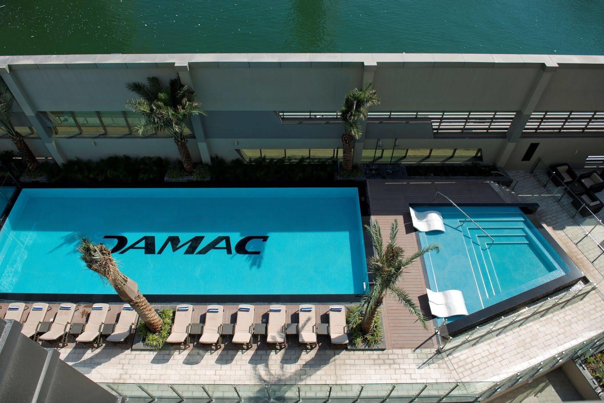Damac Maison The Vogue Dubai Exterior foto The pool at the TAMAC headquarters